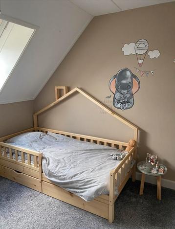 Grenen bed beschikbaar voor biedingen
