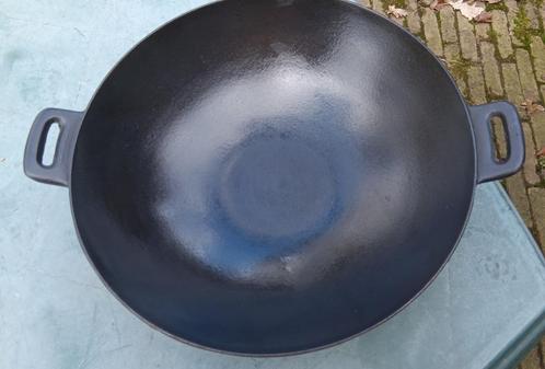 Grote gietijzer zwarte wok wadjan vlakke bodem 36 cm (G250), Huis en Inrichting, Keuken | Potten en Pannen, Gebruikt, Wok, Gietijzer
