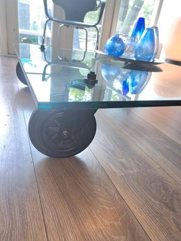 Design: Fontana Arte Tavolo con Ruote glazen salontafel  beschikbaar voor biedingen