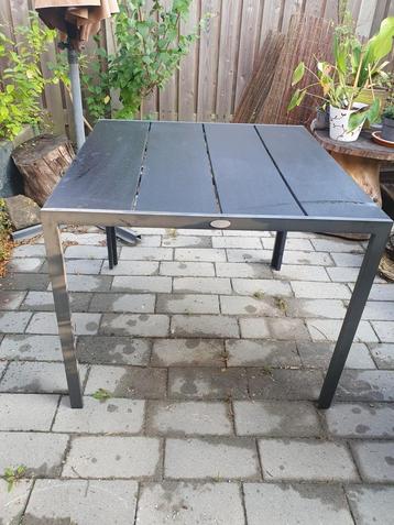 Vierkante tuintafel beschikbaar voor biedingen