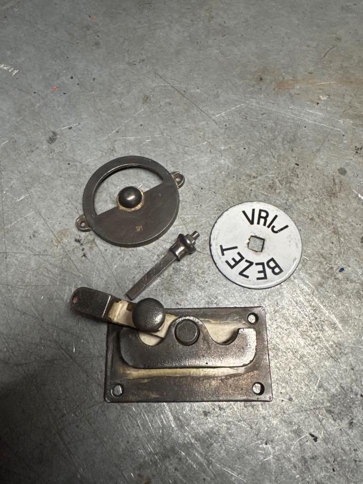 Antieke WC Sluiting met Emaille Bordje, Doe-het-zelf en Verbouw, Hang- en Sluitwerk, Gebruikt, Schuif of Grendel, IJzer, Ophalen