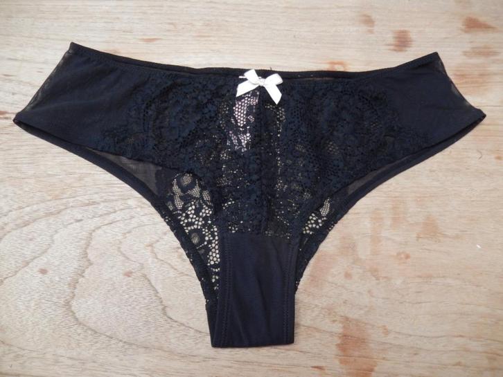 Hunkemöller dames slip - string in kant zwart maat M, Kleding | Dames, Ondergoed en Lingerie, String, Zwart, Ophalen of Verzenden