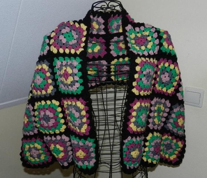Nieuwe handgehaakte sjaal/omslagdoek van granny squares, Kleding | Dames, Mutsen, Sjaals en Handschoenen, Nieuw, Sjaal, Verzenden