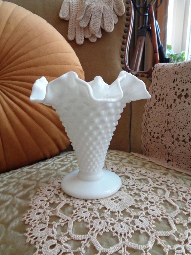 Vintage Fenton Opaline Hobnail Witte Trompetvaas **Mimosa**, Antiek en Kunst, Antiek | Glas en Kristal, Ophalen of Verzenden