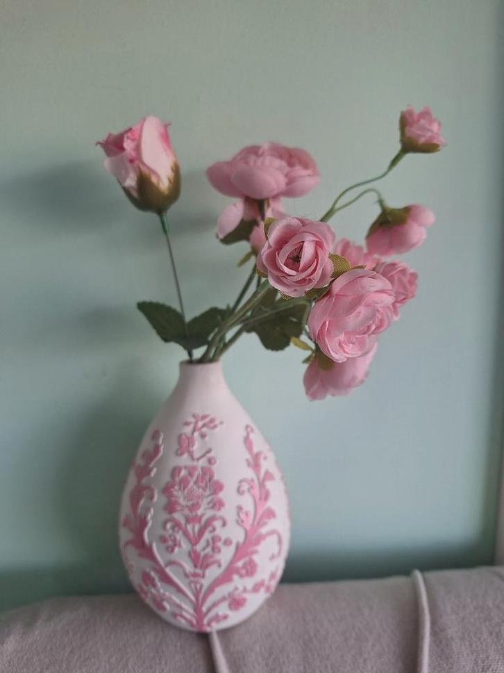 Wit roze vaasje met kunstbloemetjes, Huis en Inrichting, Woonaccessoires | Kunstplanten en Kunstbloemen, Zo goed als nieuw, Binnen
