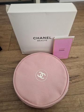 Rond roze Chanel toilettasje beschikbaar voor biedingen