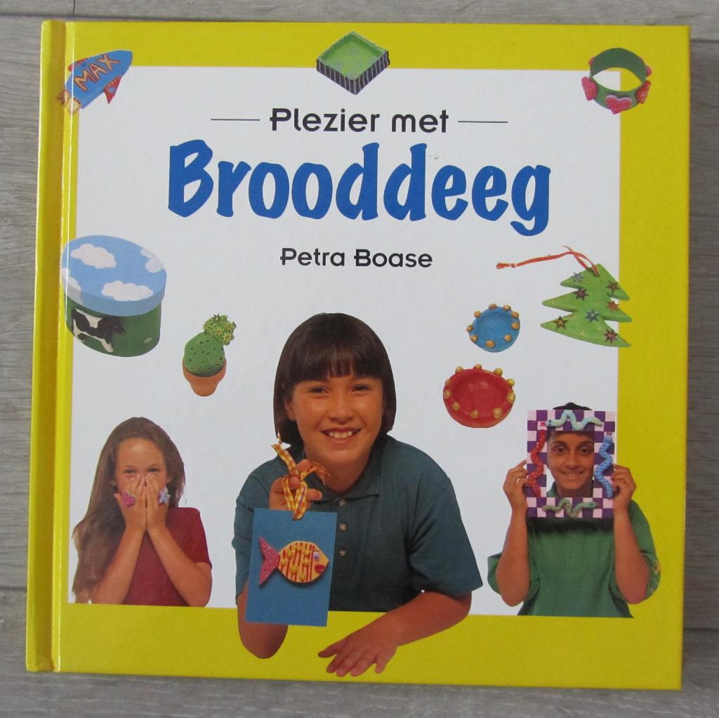 Boek - plezier met brooddeeg - Petra Boase, Boeken, Hobby en Vrije tijd, Zo goed als nieuw, Kleien en Boetseren, Geschikt voor kinderen