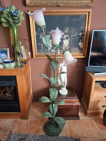 Unieke design lamp model plant met kelken hoogte  ca. 160 cm beschikbaar voor biedingen