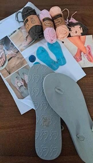 Pakket om zelf slippers te haken beschikbaar voor biedingen