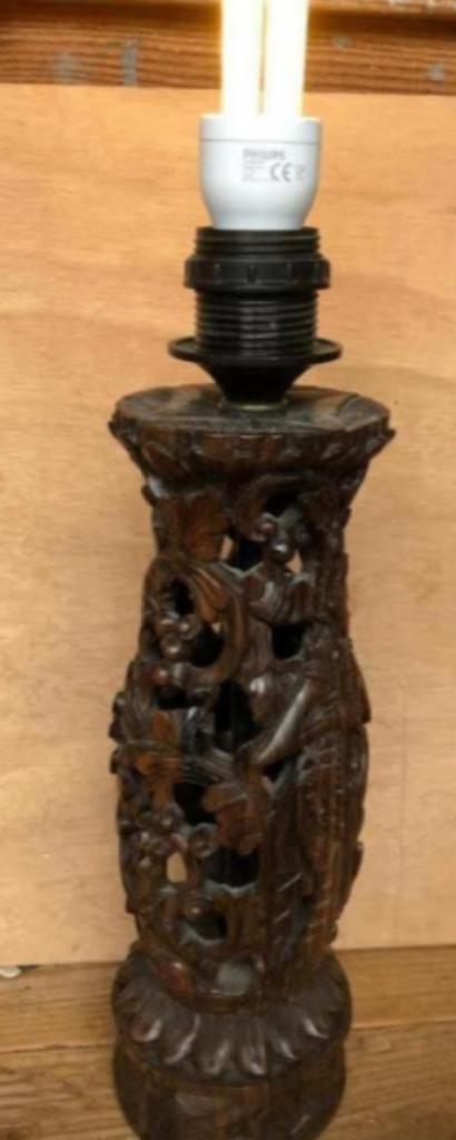 Indonesisch houtsnijwerk met lamp (jaren 50; hoog 35 cm), Antiek en Kunst, Kunst | Beelden en Houtsnijwerken, Ophalen of Verzenden
