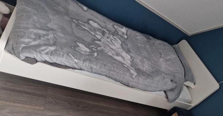 Ikea Askvoll bed zo goed als nieuw 90x200, Huis en Inrichting, Slaapkamer | Bedden, Zo goed als nieuw, Eenpersoons, 90 cm, Hout