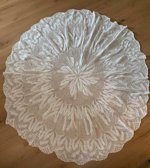VINTAGE   KUNSTIG GEBREID TAFELKLEED  Ø 145, Antiek en Kunst, Antiek | Kleden en Textiel, Ophalen of Verzenden