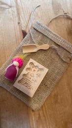 Zakje gevuld met: bakpietje, koekvorm, jutezak en schepje, Hobby en Vrije tijd, Vilt, Verzenden, Zo goed als nieuw, Figuurtje(s)