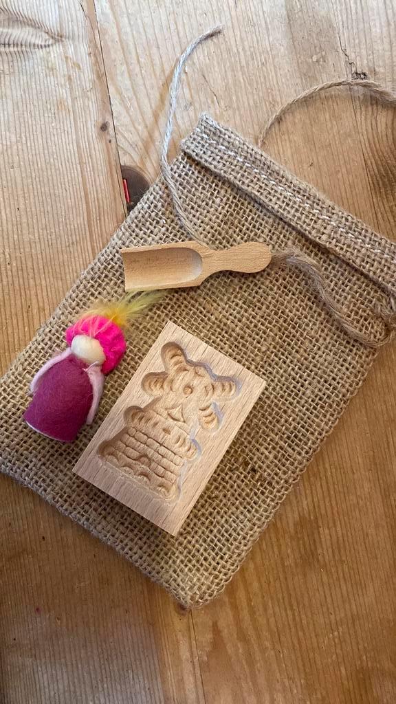 Zakje gevuld met: bakpietje, koekvorm, jutezak en schepje, Hobby en Vrije tijd, Vilt, Zo goed als nieuw, Figuurtje(s), Wolvilt