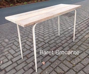 Oude side table, bijzet tafel, werktafel, stoere tafel beschikbaar voor biedingen