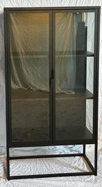 Zwarte vitrinekast - 80x150x45 cm, Huis en Inrichting, Ophalen, 50 tot 100 cm, Zo goed als nieuw, Metaal