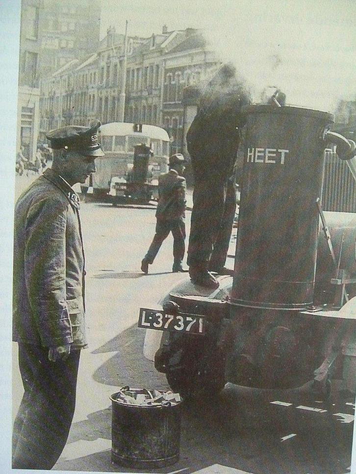 De geschiedenis van het Nederlandse wegvervoer., Boeken, Overige Boeken, Gelezen, Ophalen of Verzenden
