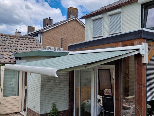 Zonnescherm elektrisch 3 m breed 2,40 uitval groen 1 jaar, Tuin en Terras, Zonneschermen, Zo goed als nieuw, Knikarmscherm, Minder dan 150 cm