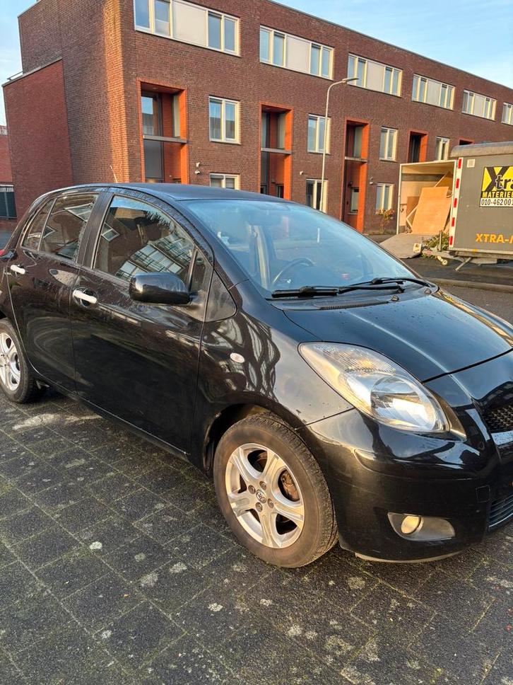 Toyota Yaris 1.3 16V Vvt-i 5DR 2010 Zwart, Auto's, Toyota, Particulier, Yaris, Benzine, B, Hatchback, Handgeschakeld, Geïmporteerd