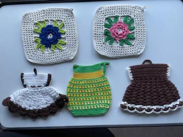 13 x handgemaakt vintage pannelap. Gehaakt. Diverse kleuren. beschikbaar voor biedingen