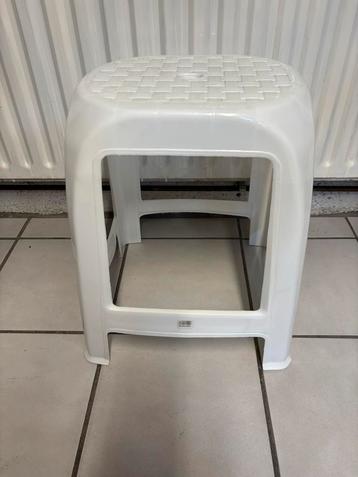 Witte Kunststof Kruk beschikbaar voor biedingen