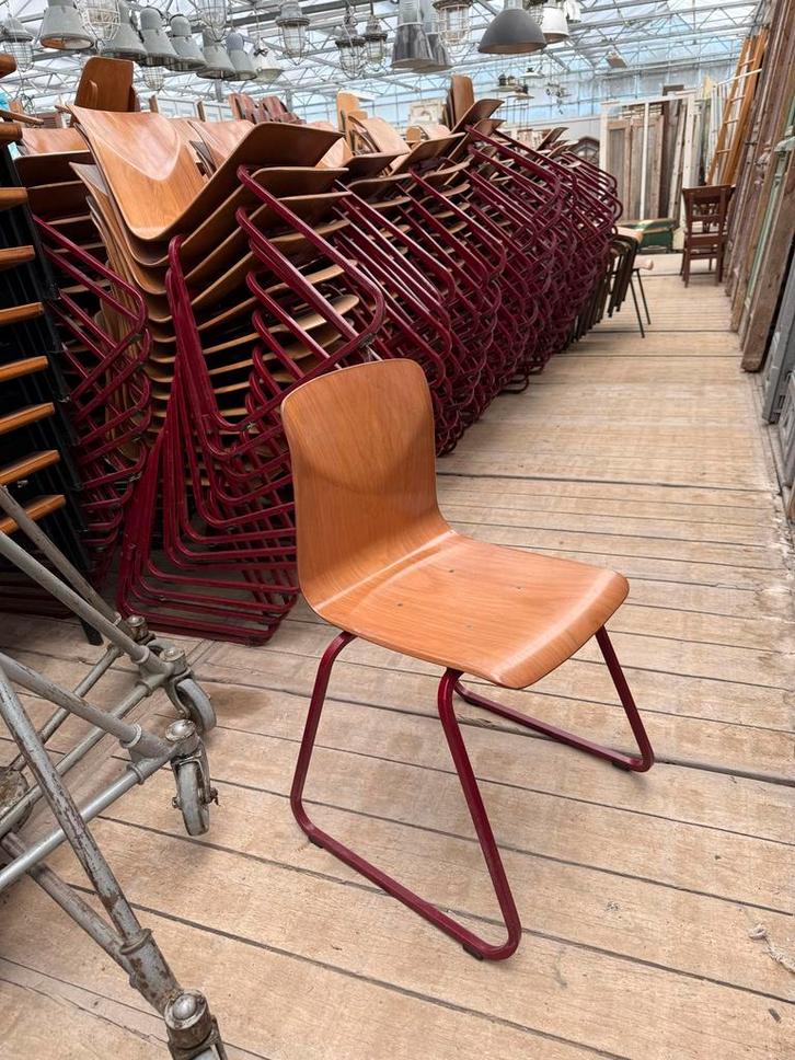 Grote unieke partij vintage stapelbare stoelen, Huis en Inrichting, Stoelen, Gebruikt, Vijf, Zes of meer stoelen, Hout, Bruin