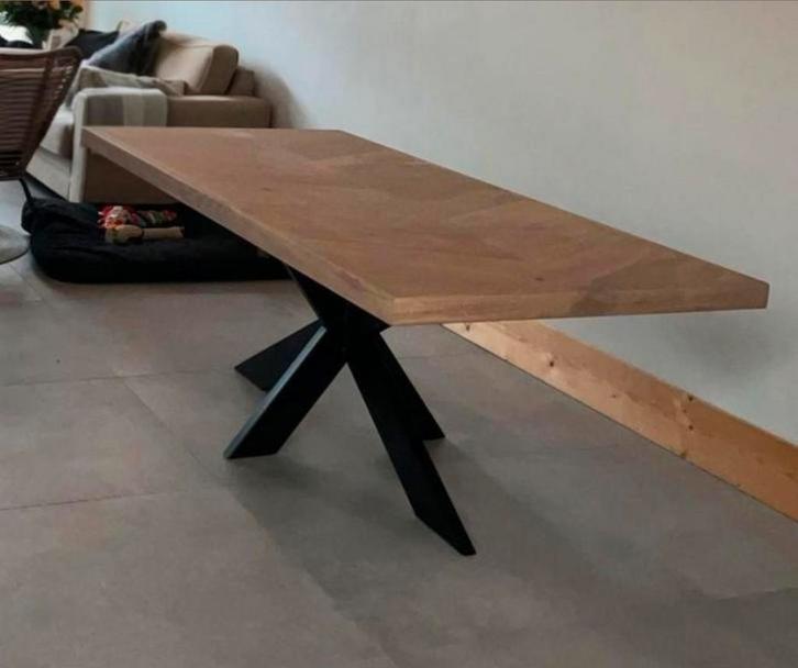 Eettafel met Hongaarse punt  eiken blad en stalen spinpoot, Huis en Inrichting, Tafels | Eettafels, Zo goed als nieuw, 100 tot 150 cm