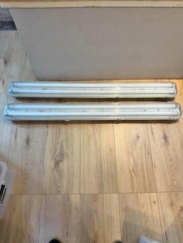 2 fluorescent lamps with lamps beschikbaar voor biedingen
