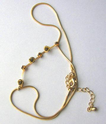 Prachtige vintage ketting met roosjes en kristal beschikbaar voor biedingen