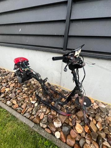 Peugeot Zenith frame plus kabel boom beschikbaar voor biedingen