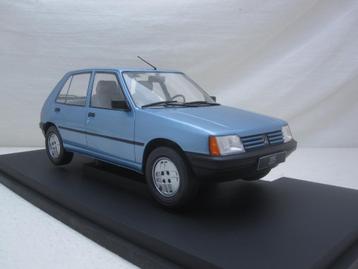 Peugeot 205 GR 1984 blauw metallic 1:18 MCG beschikbaar voor biedingen