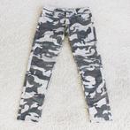 Super Leuke Camouflage Broek (L/M) - 62 € 25,-, Kleding | Dames, Broeken en Pantalons, Grijs, Lang, Maat 42/44 (L), ---