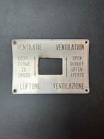 Gekromd aluminium bordje uit internationaal rijtuig NS, Verzamelen, Spoorwegen en Tramwegen, Ophalen of Verzenden, Gebruikt, Trein