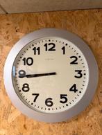 Grote moderne wandklok, Huis en Inrichting, Woonaccessoires | Klokken, Ophalen, Gebruikt, Analoog, Wandklok