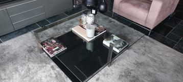 Bijzondere glazen salontafel met metalen details. beschikbaar voor biedingen