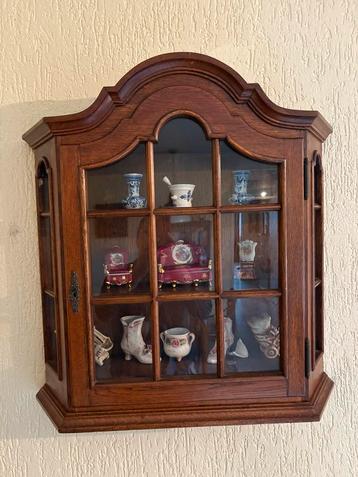 Authentieke Hangvitrinekast beschikbaar voor biedingen