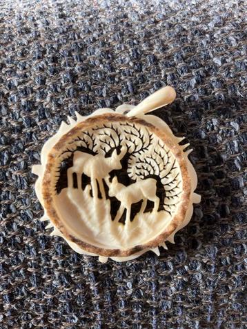 Benen hangertje met 2 hertjes. beschikbaar voor biedingen