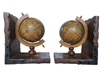 Vintage boekensteunen met globe beschikbaar voor biedingen