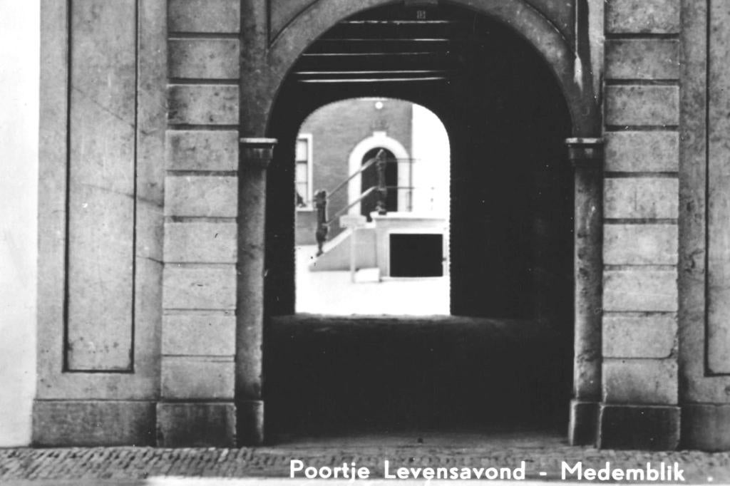 80479 Medemblik NH 1960 Poortje Levensavond Burgerweeshuis, Verzamelen, Ansichtkaarten | Nederland, Ophalen of Verzenden, 1960 tot 1980