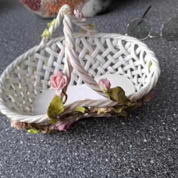 Porseleinen Mandje met Bloemdecoratie beschikbaar voor biedingen