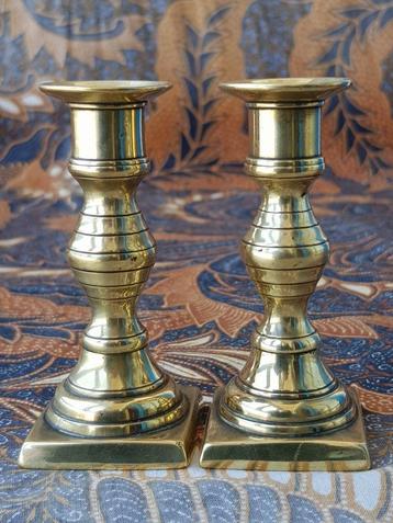 Mooi stel antieke kandelaartjes uit Engeland 8,3 cm. 1890. beschikbaar voor biedingen
