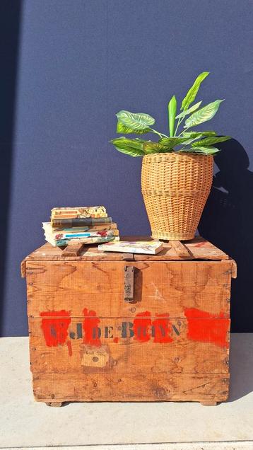 Authentieke brocante vintage houten kist van het rode kruis beschikbaar voor biedingen