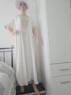 Strijkvrije lange jurk, standaard met borduursel en splitten, Ophalen of Verzenden, Zo goed als nieuw, Trouwjurk