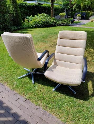 Set van 2 Artifort F141 fauteuils beschikbaar voor biedingen