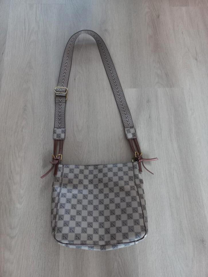 Leuk schoudertasje met verschillende vakken zgan, Sieraden, Tassen en Uiterlijk, Tassen | Schoudertassen, Zo goed als nieuw, Beige