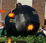 Bompakken en grote papier-maché bom voor carnavalsoptocht, Kleding | Dames, Carnavalskleding en Feestkleding, Ophalen, Carnaval