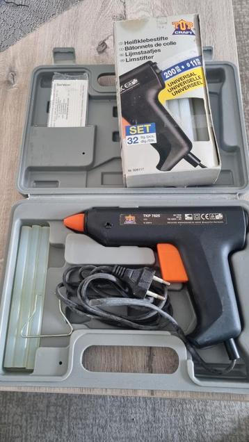 Lijmpistool met één  doos lijm patronen. beschikbaar voor biedingen