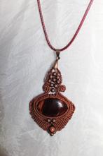 hanger met ketting en rode kattenoog steen macramé, Met hanger, Overige kleuren, Nieuw, Ophalen of Verzenden