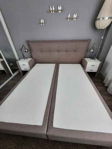 Boxspring ledikant met achterboord en kastjes beschikbaar voor biedingen