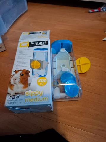 Waterfles met zuignappen beschikbaar voor biedingen